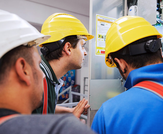 Tecnici ascensoristi pronti per la manutenzione di qualsiasi impianto- Impianto Sicuro Ancona